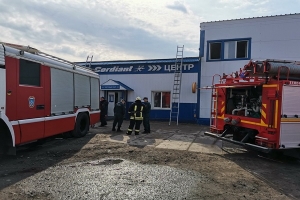 В Архангельске продолжаются работы по ликвидации пожара в шинном центре «Cordiant»
