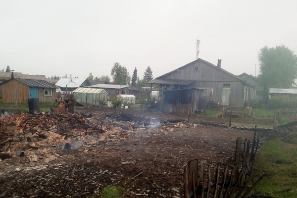 Ночной пожар в Ломовом тушили добровольные пожарные и население (Плесецкий район)
