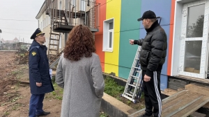 Исполняющим обязанности прокурора Пинежского района проверен ход, качество и объем выполненных работ по капитальному ремонту детской библиотеки и здания интерната Карпогорской средней школы № 118