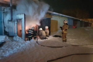 Пожар в гараже: огнем повреждены строительные материалы