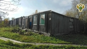 По искам прокуратуры Холмогорского района суд принял решение о сносе нескольких аварийных домов
