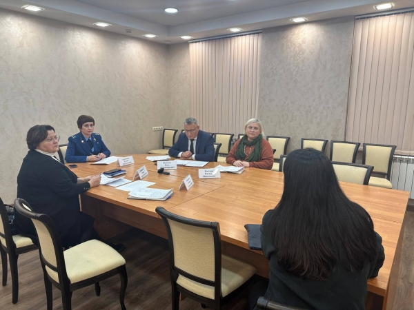 Заместитель прокурора области и автономного округа Елена Архипова провела личный прием граждан по вопросам соблюдения прав несовершеннолетних в сфере образования
