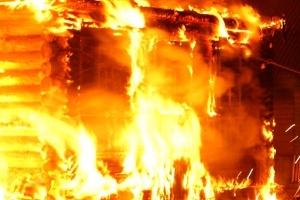 Соседи спасли женщину из горящего дома