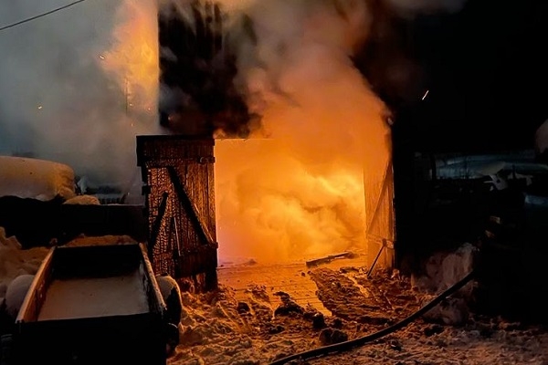 Пожар на Заречной улице: местные блогеры дали ряд ценных советов коношским пожарным