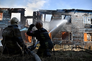 В Маймаксе горел нежилой двухэтажный дом