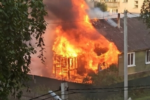 «Спасались через разбитые окна». При пожаре в Няндомском районе пострадал 12-летний подросток