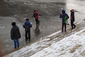 Дети выбегают на неокрепший лёд р. Исакогорки