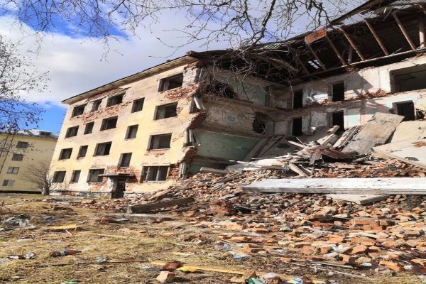 Приморская межрайонная прокуратура потребовала исключить доступ граждан и детей в заброшенные  разрушенные здания
