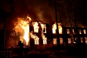 В Онеге горит деревянная двухэтажка
