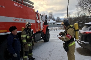В Яренске пожарные провели учения, сымитировав условия нулевой видимости при пожаре