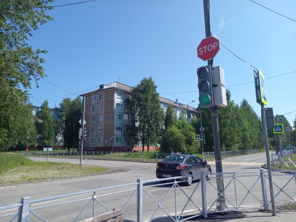 По требованию прокурора на участке дороги с повышенной аварийностью установлен светофорный объект