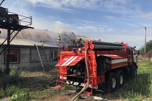 На Талажском шоссе В Архангельске горел ангар