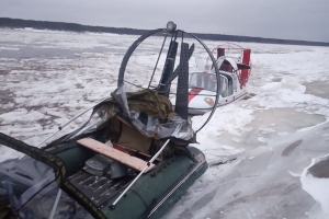 Застрявшую во льду аэролодку смогли спасти пожарные