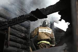 В Боброво сильный пожар уничтожил частный дом и угрожал двум соседним