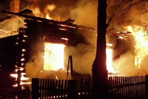 Три человека спаслись при пожаре в расселенной «деревяшке»