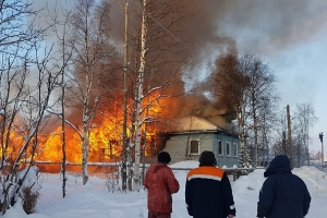В Каменке Мезенского района при пожаре погиб пенсионер, его мать и брат спаслись