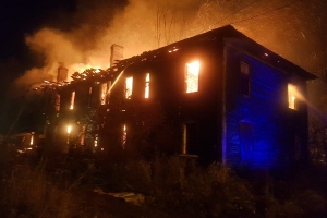 Очередной пожар в переулке Водников переполошил центр Архангельска