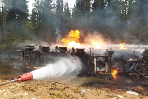 На трассе Мезень – Лешуконское бензовоз опрокинулся в кювет и загорелся, выгорело 30 т топлива