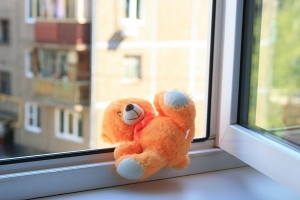 Очередной случай падения ребёнка из окна произошёл в Архангельске