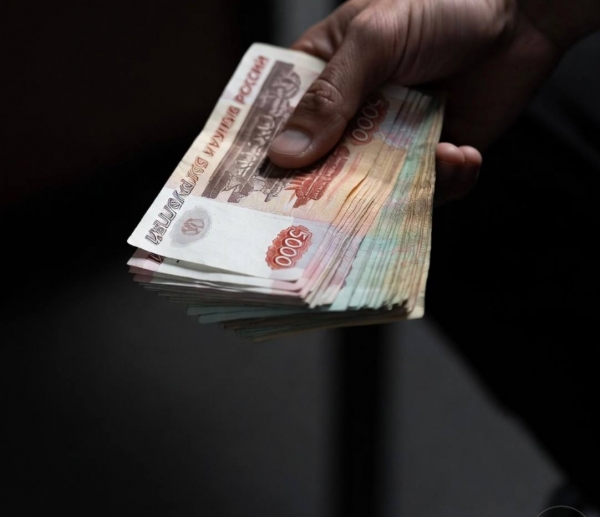 Директор автотранспортной компании обвиняется в коммерческом подкупе, сопряженным с вымогательством, в крупном размере