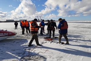 Водолазы обнаружили тело водителя судна, перевернувшегося на Северной  Двине