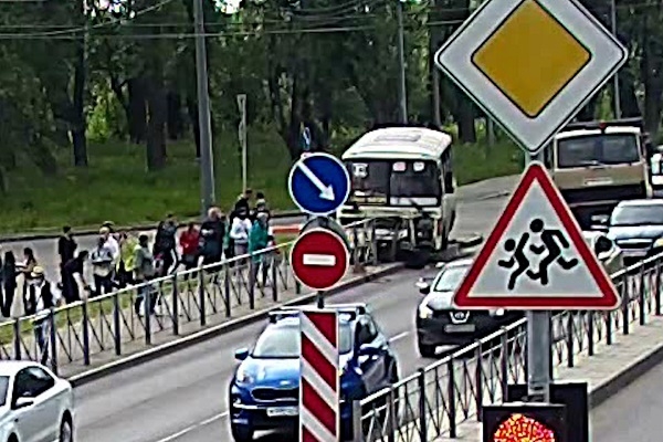 Автобус врезался в ограждение на Ленинградском проспекте в Архангельске