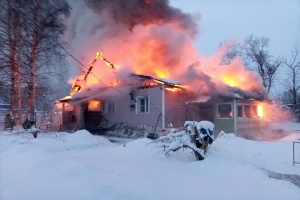 Дом на две семьи сгорел в Исакогорке