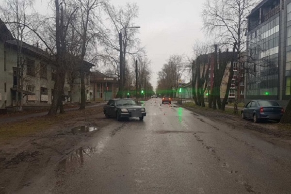 В Северодвинске молодой человек без прав управления сбил на пешеходном переходе пожилую женщину. Пострадавшая скончалась