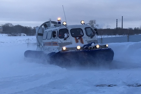 Происшествие на Белом море: Двоих рыбаков после провала отогревали метеорологи и вывозили спасатели