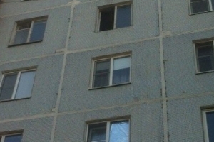 Мужчина погиб, выпав из окна многоэтажки