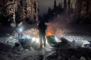 Рыбаков, утопивших снегоход на рыбалке, вызволяли северодвинские спасатели