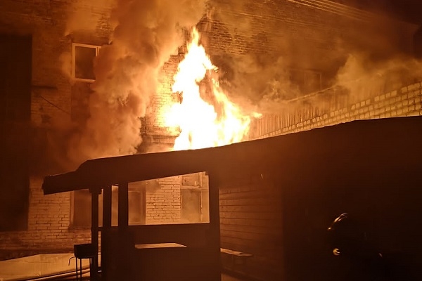 В Плесецке тушат пожар в сауне-отеле «Медведов». Жертв и пострадавших нет