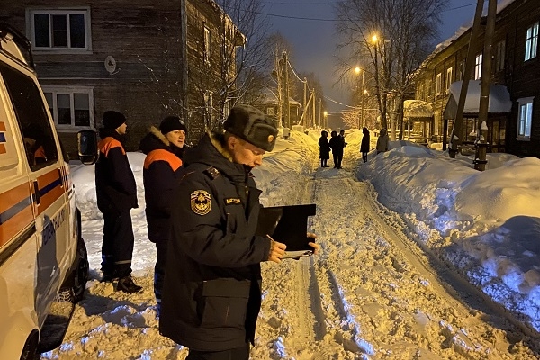 От тяжести снега провалилась кровля дома в Соломбальском округе Архангельска