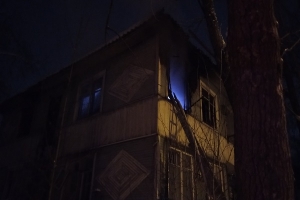 При пожаре в деревянной двухэтажке обнаружена погибшая женщина