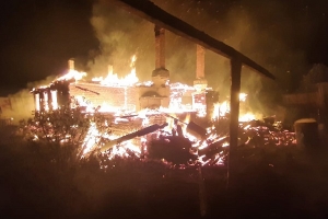«Спасти в пожаре людям не удалось почти ничего». В Коношском районе сгорел жилой дом