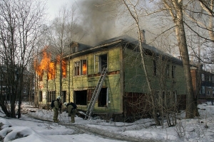 Пожар в нежилой двухэтажке тушили по повышенному номеру сложности (Северодвинск)
