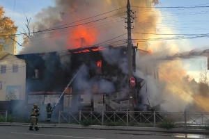 В центре Архангельска горит расселенный двухэтажный дом