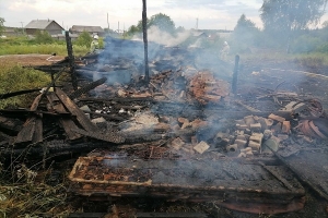 Пожар в сараях угрожал жилым домам