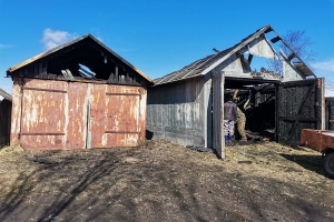 Пожар в Рикасихе: сгорело 4 гаража
