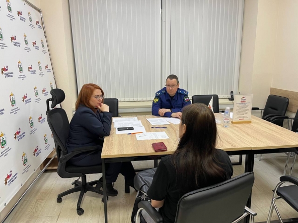 Заместитель прокурора Архангельской области и Ненецкого автономного округа Павел Матанцев и руководитель регионального филиала фонда «Защитники Отечества» в Ненецком автономном округе Любовь Савина провели прием граждан