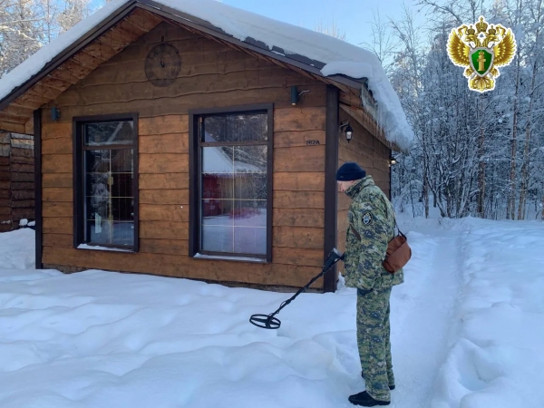 Судом удовлетворены требования Приморского межрайонного прокурора о запрете эксплуатации жилого дома в качестве средства размещения неопределенного круга лиц