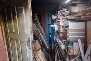 Пенсионер завалил квартиру мусором и чуть не сжег дом
