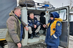 В Котласе спасатели извлекают КамАЗ-утопленник