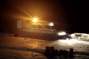 Спасатели МЧС России ночью перевозили людей с островных территорий