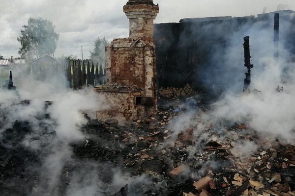 В Онежском районе сгорел 4-квартирный дом. Пострадавших нет