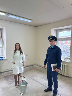 Прокурором Каргопольского района проверен ход и качество выполнения работ по капитальному ремонту помещений больницы