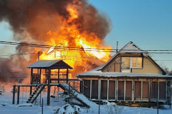 Дачные пожары под Архангельском: выгорело три дома, один человек пострадал