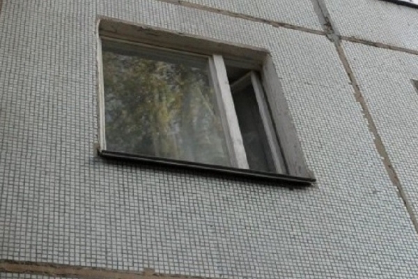 Из окна пятиэтажки в Архангельске выпал ребёнок