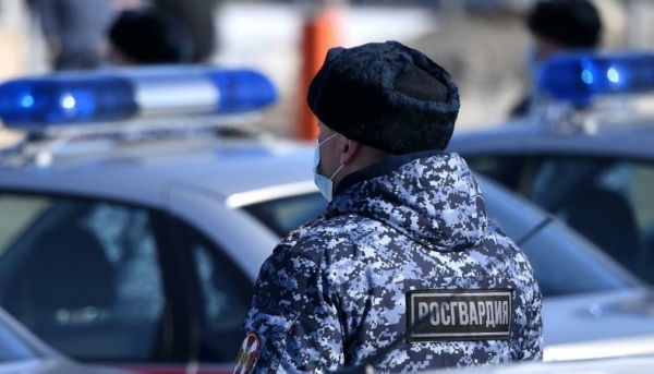 В Архангельске сотрудник Росгвардии в свой выходной помог задержать гражданку, объявленную в федеральный розыск