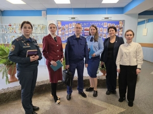Заместитель прокурора Архангельской области и Ненецкого автономного округа Павел Матанцев совместно с Уполномоченным по правам ребенка в Ненецком автономном округе Лианой Храповой проверили работу лагерей с дневным пребыванием детей